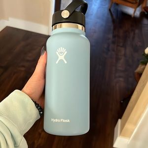 Light blue hydroflask, 32 oz